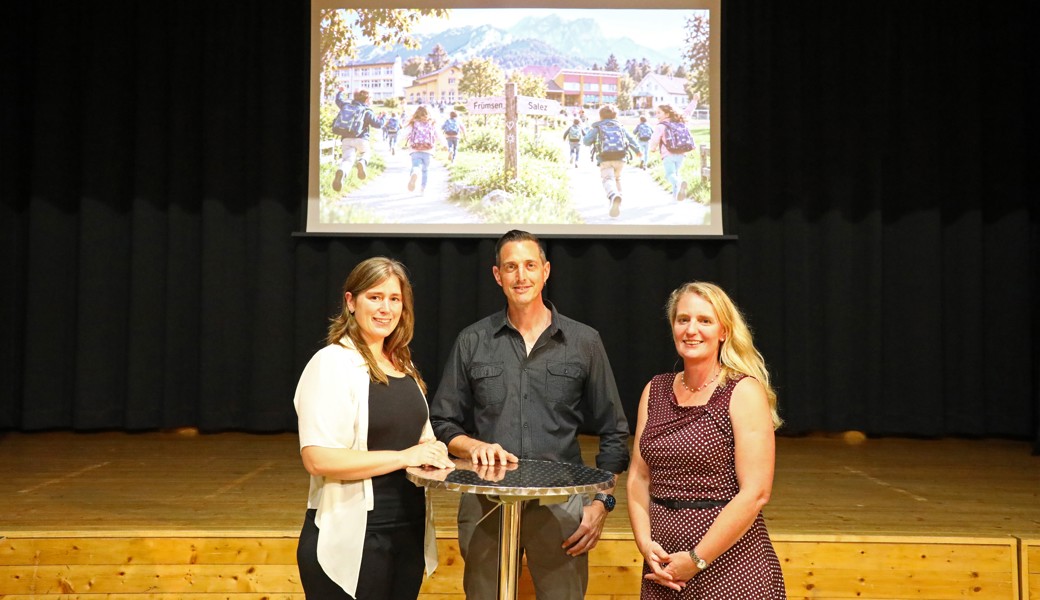 Stellten der Bevölkerung die Vision für die Schulorte Frümsen und Salez  vor (von links): Jasmin Erhard (Schulleitung Frümsen), Michael Litscher (Gesamtschulleitung Sennwald) und Laila Roduner (Schulratspräsidentin Sennwald).
