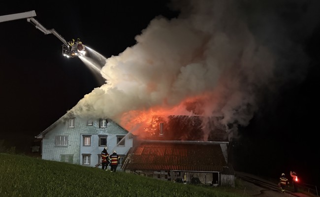 Holzschopf und Wohnhaus in Brand geraten