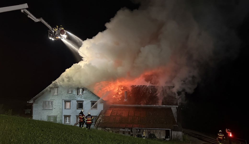 Die Einsatzkräfte fanden das Gebäude in Vollbrand vor.