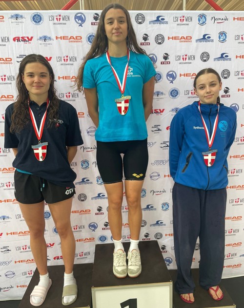 Siegerpodest 50 Meter Brust (von links): Elena Kainz (SU Wien), Nola Menzi (SC Flös Buchs), Caroline Marie Roenmejer (Hevedstadens Svommeklub). Siegerpodest 50 Meter Brust (von links): Elena Kainz (SU Wien), Nola Menzi (SC Flös Buchs), Caroline Marie Roenmejer (Hevedstadens Svommeklub).