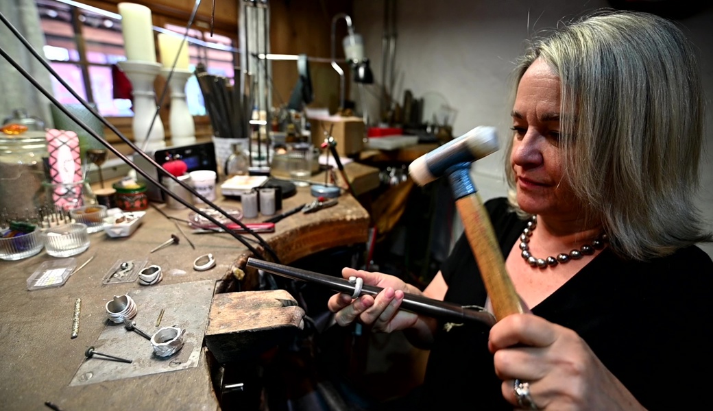 Überm Ringstock und unterm Hammer wird aus einem Stück Edelmetall ein Ring fürs Leben: Manuela Kranz an der Werkbank in ihrer Goldschmiede.