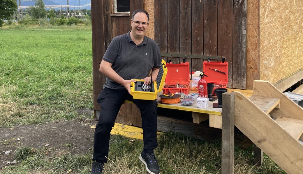 Martin Grimm aus Gams mit der Zündung für die Sprengladungen auf dem Spielgelände der Freilichtbühne Rüthi.