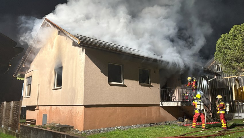 Die Feuerwehr konnte den Brand löschen. Das Haus ist jedoch unbewohnbar.