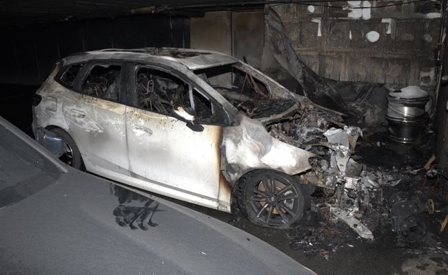 Brand in Tiefgarage führt zu Evakuierung dreier Häuser