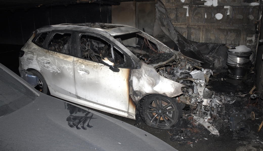 Brand in Tiefgarage führt zu Evakuierung dreier Häuser