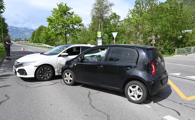 Blechschaden bei Kollision auf der Rheinstrasse