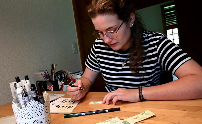 Nur schön zu schreiben, ist ihr nicht genug – Siri Tschirky erhebt Schrift zur Kunst