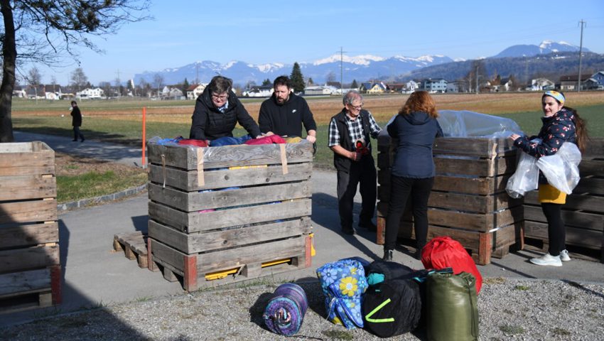  Helferinnen und Helfer verpackten die Hilfsgüter gestern in Schachteln und Paloxen. 