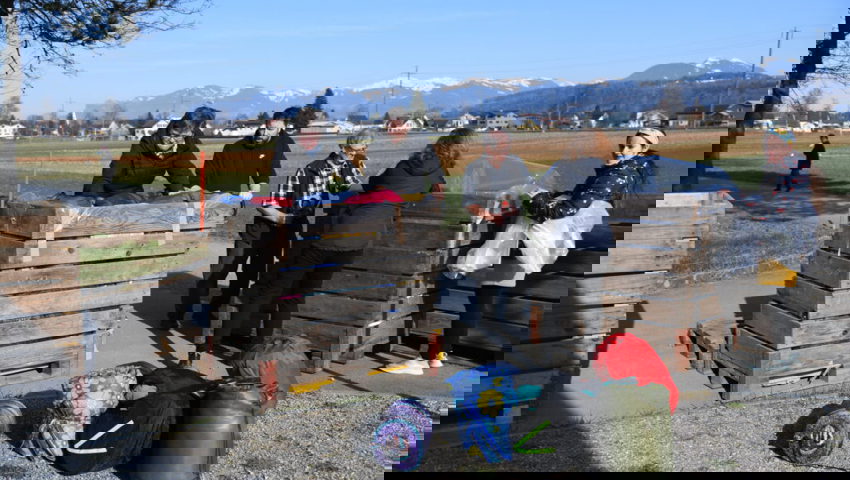  Helferinnen und Helfer verpackten die Hilfsgüter gestern in Schachteln und Paloxen. 