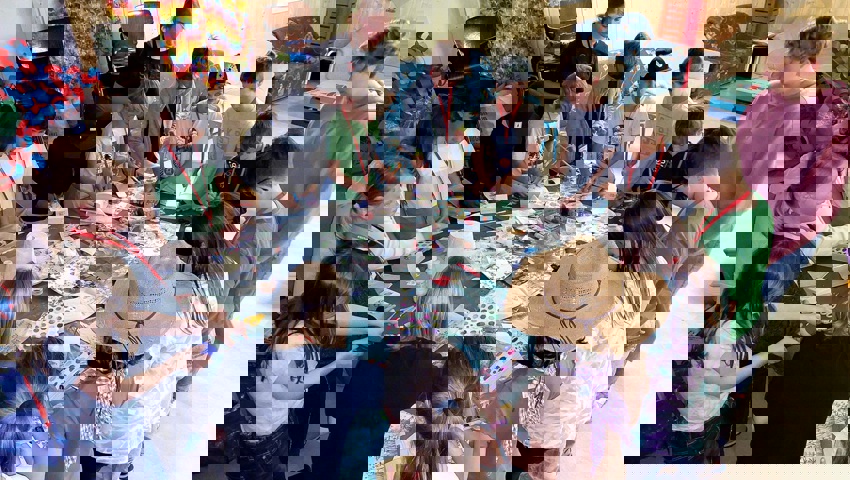  Grosses Interesse zeigten die Kinder auch beim Basteln. 