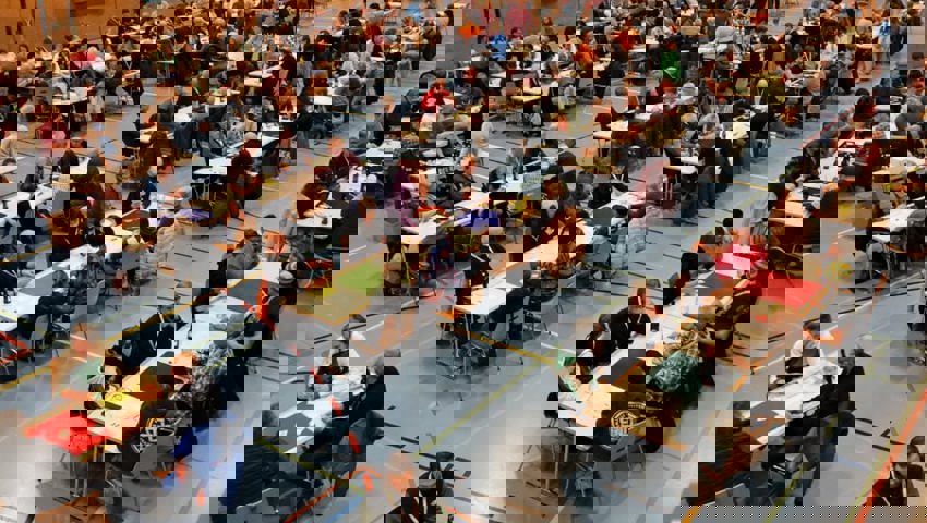  Blick in die Turnhalle Unterdorf auf die 232 Jasserinnen und Jasser. 