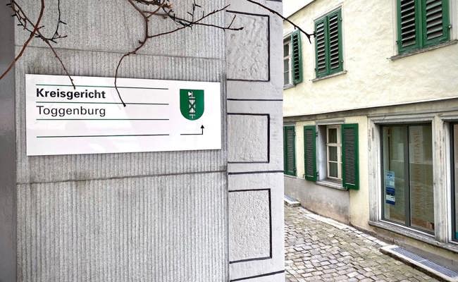 Nachbarschaftsstreit landet vor Gericht – und endet mit friedlichem Vertrag statt Urteil