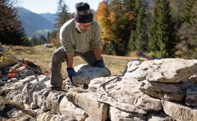 300-Kilo-Steinbrocken aus Trockenmauer am Hang stürzt auf Garten herab