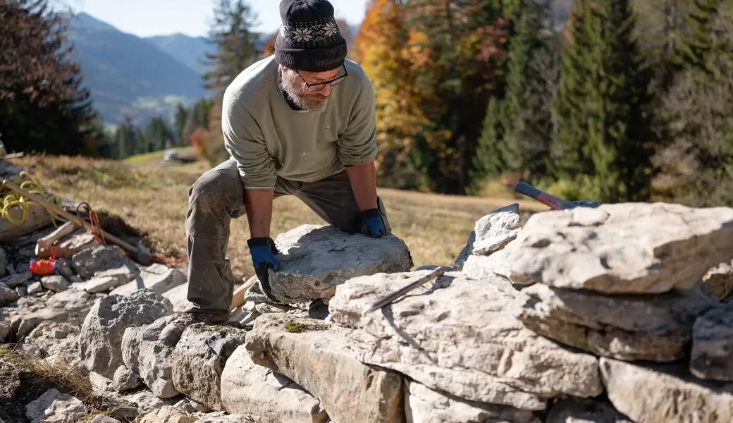 300-Kilo-Steinbrocken aus Trockenmauer am Hang stürzt auf Garten herab