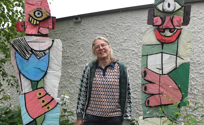 Kunst aus Holz: Es blicken zwei Verliebte aus dem Truuba-Garten