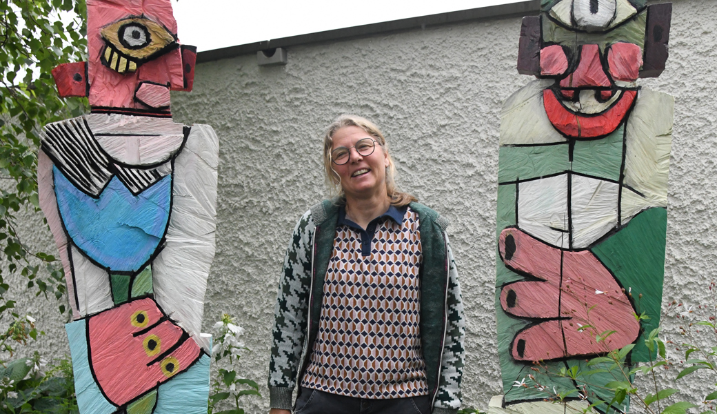 Kunst aus Holz: Es blicken zwei Verliebte aus dem Truuba-Garten