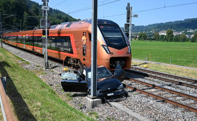 Zug stiess in Wattwil in ein Auto, das nach einem Unfall auf dem Gleis gelandet war