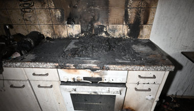 Zwei Leichtverletzte nach Brand in Mehrfamilienhaus