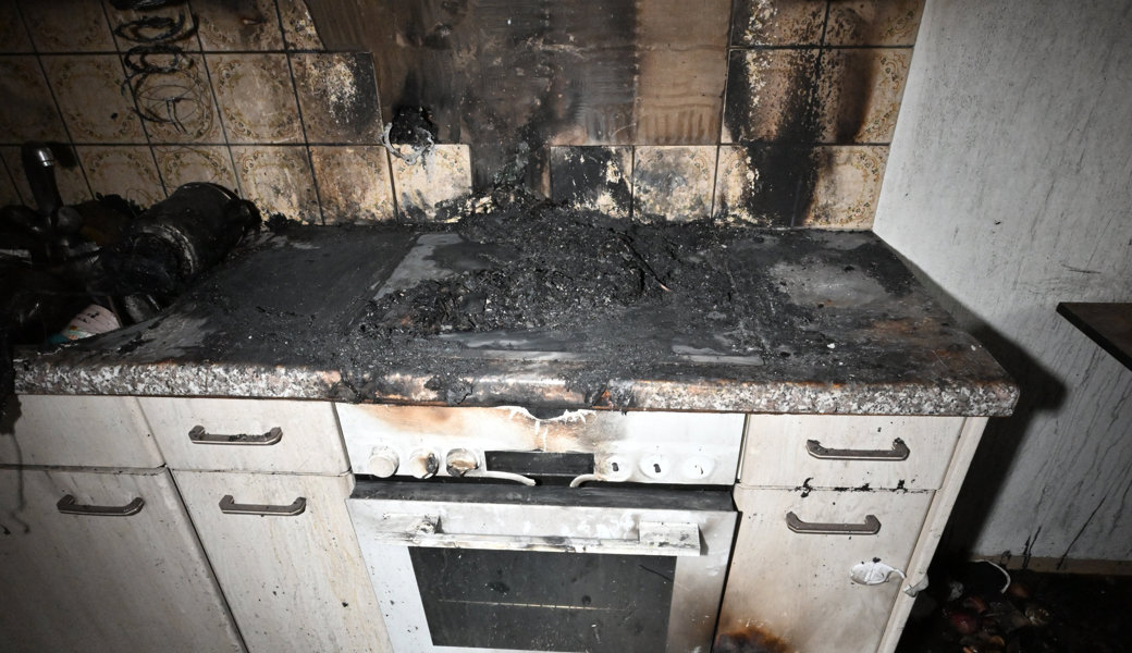 Zwei Leichtverletzte nach Brand in Mehrfamilienhaus
