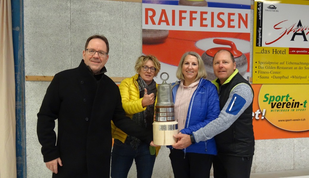 Siegerteam Unterland : (von links) Skip Felix Zanon, Marianne Flotron, Monika Fäh, Michael Lüssi.