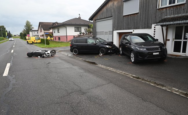 Am Steuer eingenickt: Unfall zwischen drei Autos und einem Motorrad
