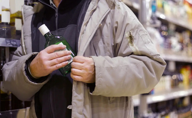 In den Ferien auf Beutezug: Dreister Schnapsdieb wird des Landes verwiesen