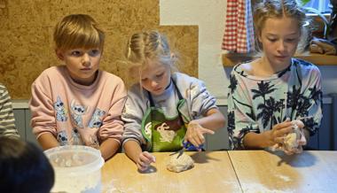 Neues entdecken: Kinder nutzen Herbstferien zum Backen und Nähen