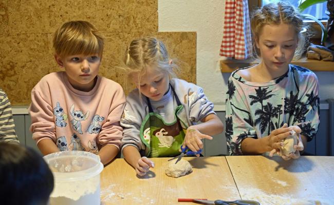 Neues entdecken: Kinder nutzen Herbstferien zum Backen und Nähen