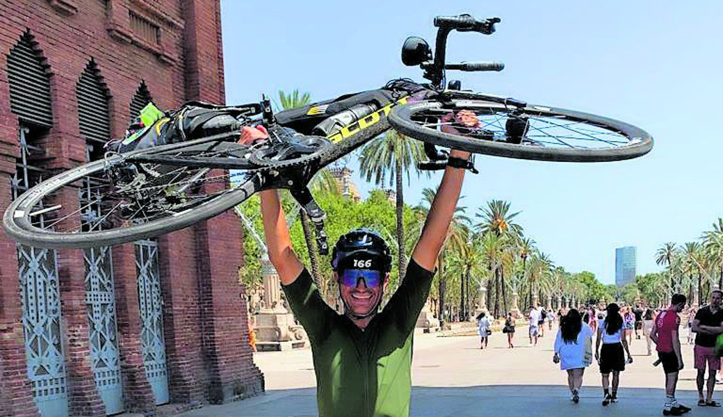 Geschafft: Nach 2612 Kilometern auf dem Rad war die Freude über die eigene Leistung bei Marcel Knaus sehr gross.