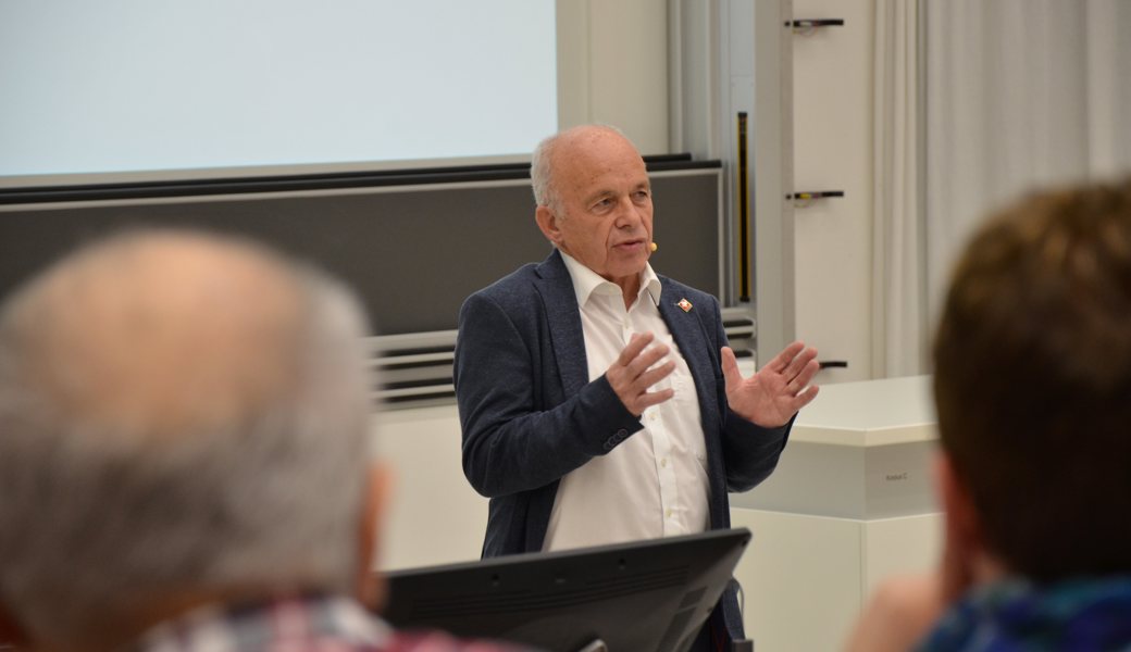 Altbundesrat Ueli Maurer macht sich für freie Meinungsäusserung stark.