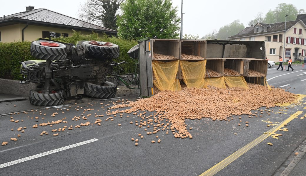 Bei einem Ausweichmanöver gerieten Traktor und Anhänger ins Schleudern und kippten.
