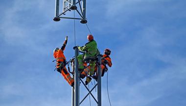 Massarbeit in schwindelerregender Höhe: Der Windmessmast steht