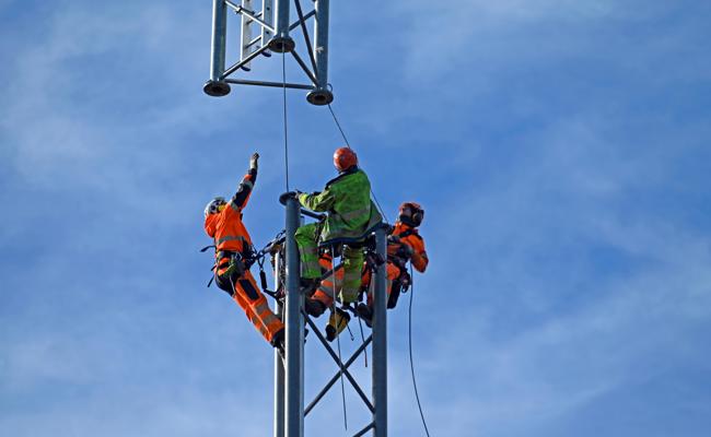 Massarbeit in schwindelerregender Höhe: Der Windmessmast steht