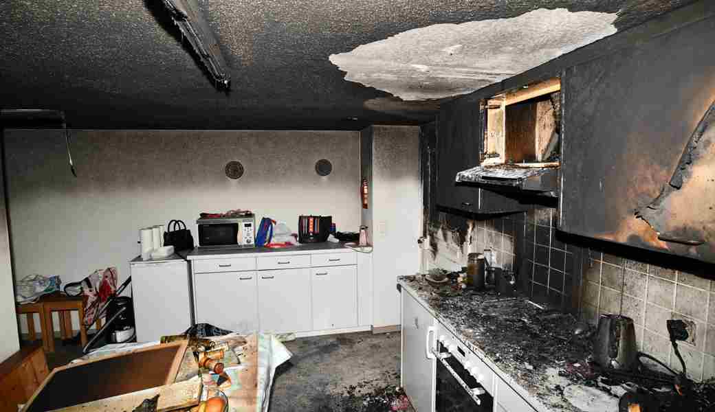 Das Feuer brach in der Küche aus. Wahrscheinlich war eine Pfanne mit heissem Öl die Ursache.
