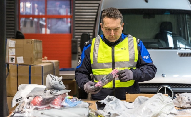 Grösste Paketkontrolle aller Zeiten deckt einen gefährlichen Trend auf – eine neue Waffe für Frauen
