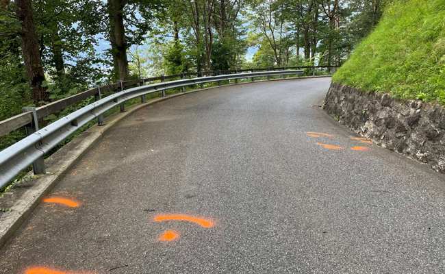 Rennvelofahrer fährt verkehrt in Einbahnstrasse: Kollision
