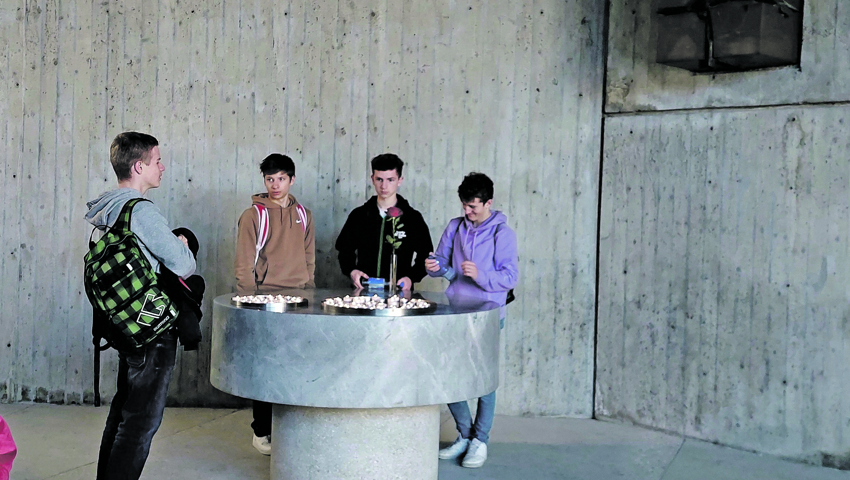 Kerzen in der Versöhnungskirche: Gedenken, Mahnung, Mut, Hoffnung.