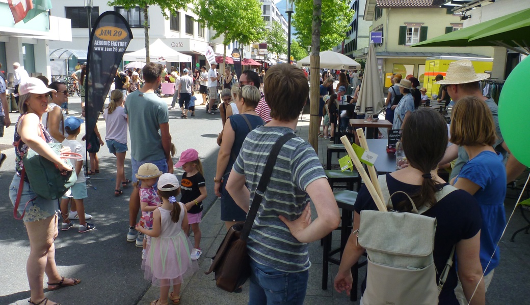 Begegnungsort Bahnhofstrasse: Es herrscht ein grosses Bedürfnis in der Bevölkerung, die Samstage in den Sommermonaten attraktiv zu gestalten.