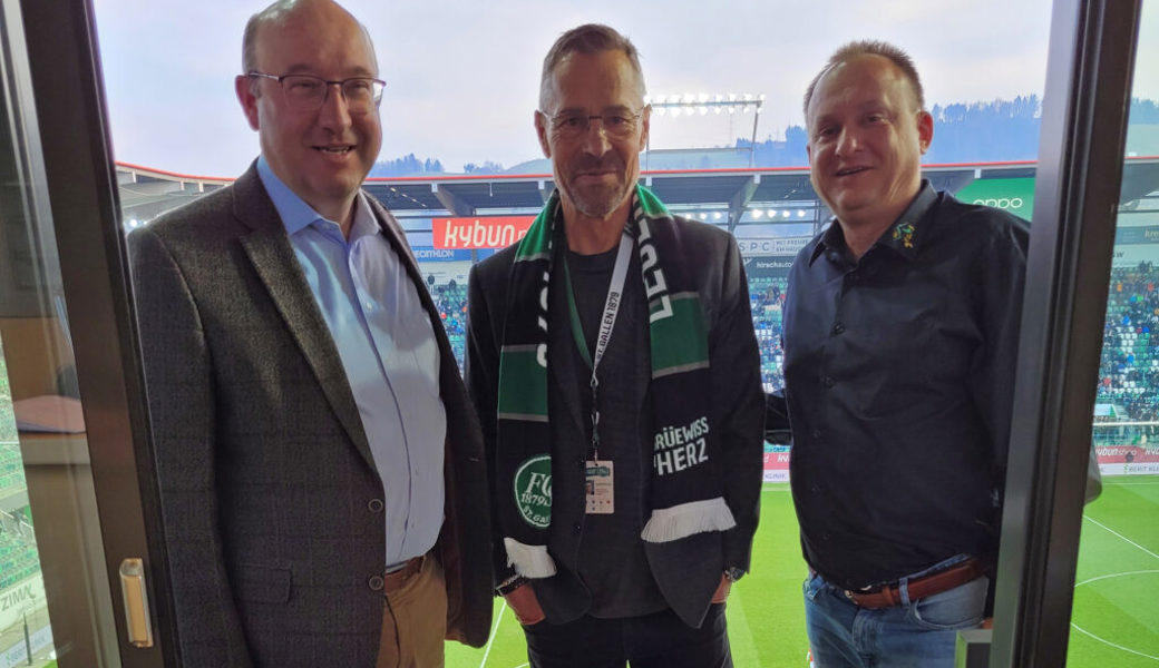  Freuen sich über die Unterstützung des Bergwaldprojektes: (von links) Regierungsrat Beat Tinner (Wartau), FCSG-Präsident Matthias Hüppi und der Grabser Gemeindepräsident Niklaus Lippuner. 