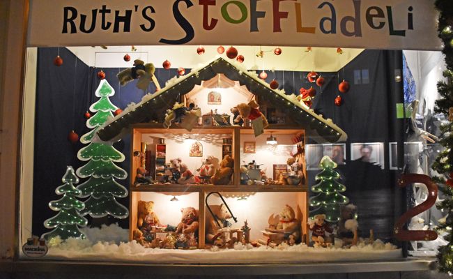 Adventsfenster: Bunt dekoriert und motorisiert