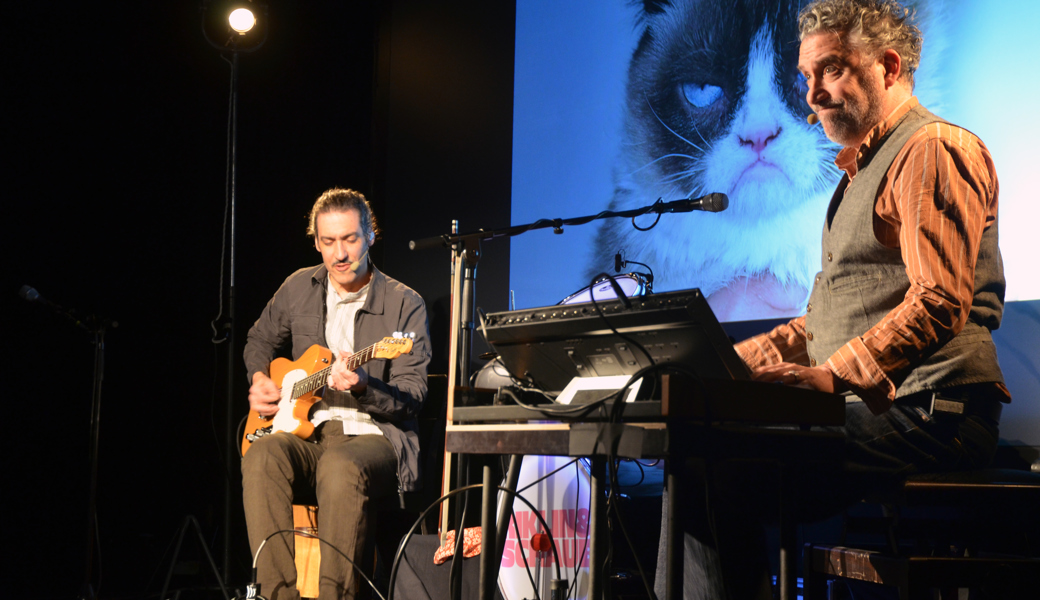 Riklin & Schaub führten das Publikum im ausverkauften Fabriggli durch einen Abend voller Humor und Zynismus.