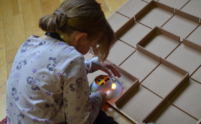 Kleine Forscherinnen und Forscher entdecken die Welt der Wissenschaft