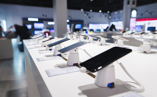 Schaufenster zertrümmert, Geld und Handys gestohlen