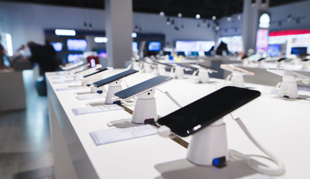 Die Täterschaft entwendete Bargeld, Mobiltelefone und weitere elektronische Geräte.