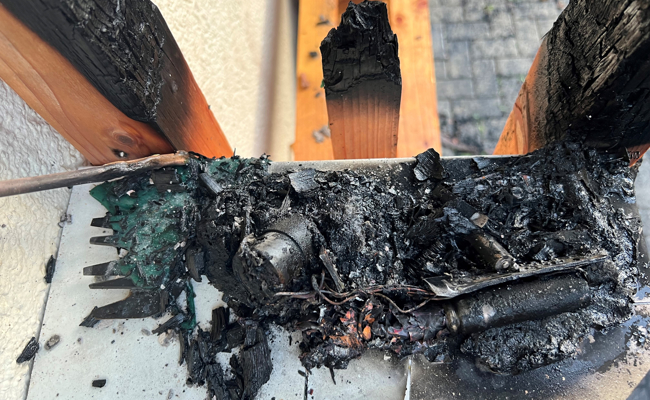 Elektrische Gartenschere setzt Holzstapel in Brand