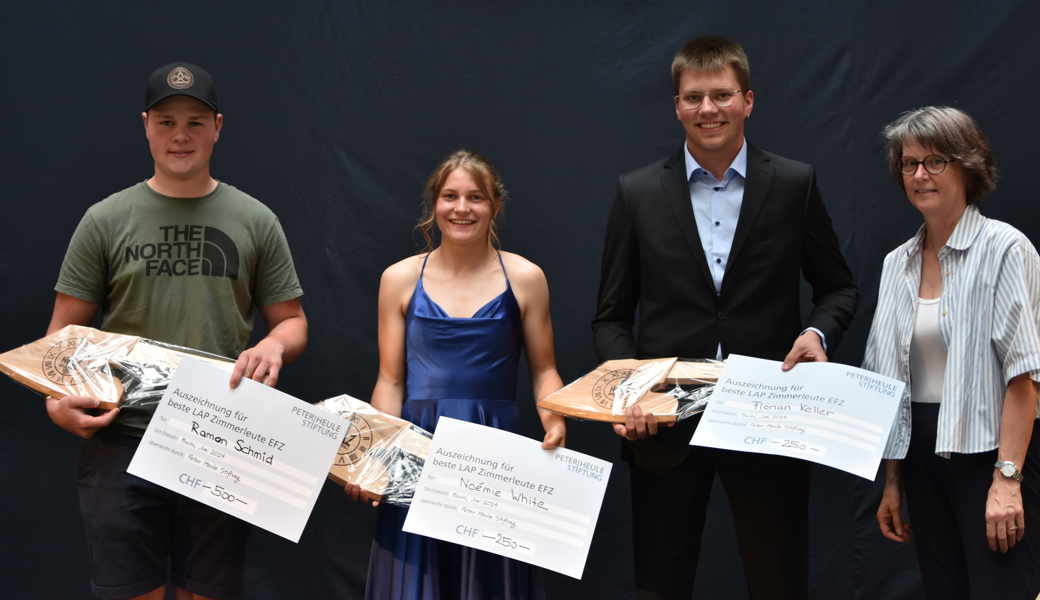 Von links: Ramon Schmid, Noémie White (5,2, Grabs) und Florian Keller (5,2, Gams) mit Nicola Eichmann von der Peter Heule Stiftung. 