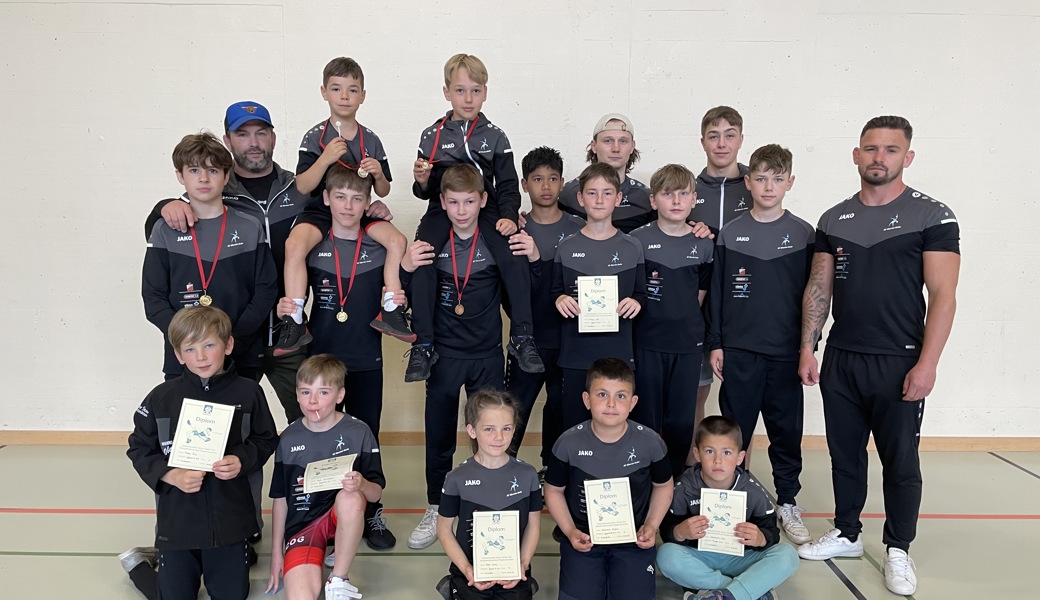 Die RCOG-Trainer Michael Goldener (hinten links), Raphael Baumgartner (hinten Mitte) und Gabor Molnar (ganz rechts) dürfen mit der Teamleistung zufrieden sein.