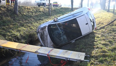 Fahrunfähig in Bachbett gelandet - Feuerwehr befreit Frau