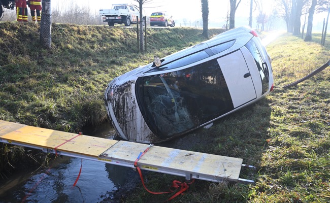 Fahrunfähig in Bachbett gelandet - Feuerwehr befreit Frau