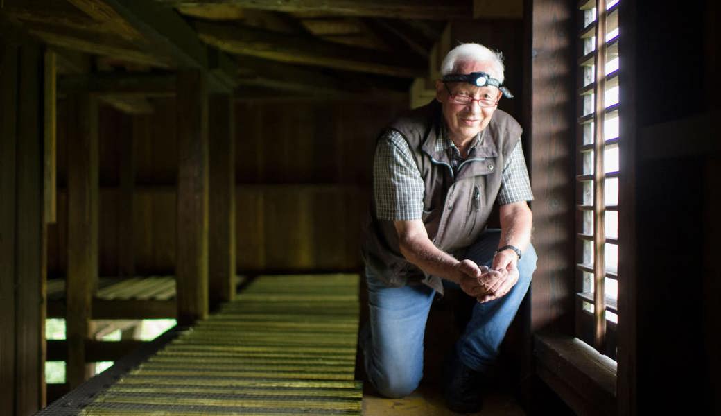 Bei einem früheren Einsatz kniet Ornithologe Martin Kögler auf dem Dach des Tröckneturms.